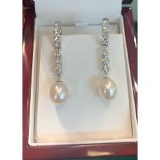 18k white gold and diamond pearl dangle 